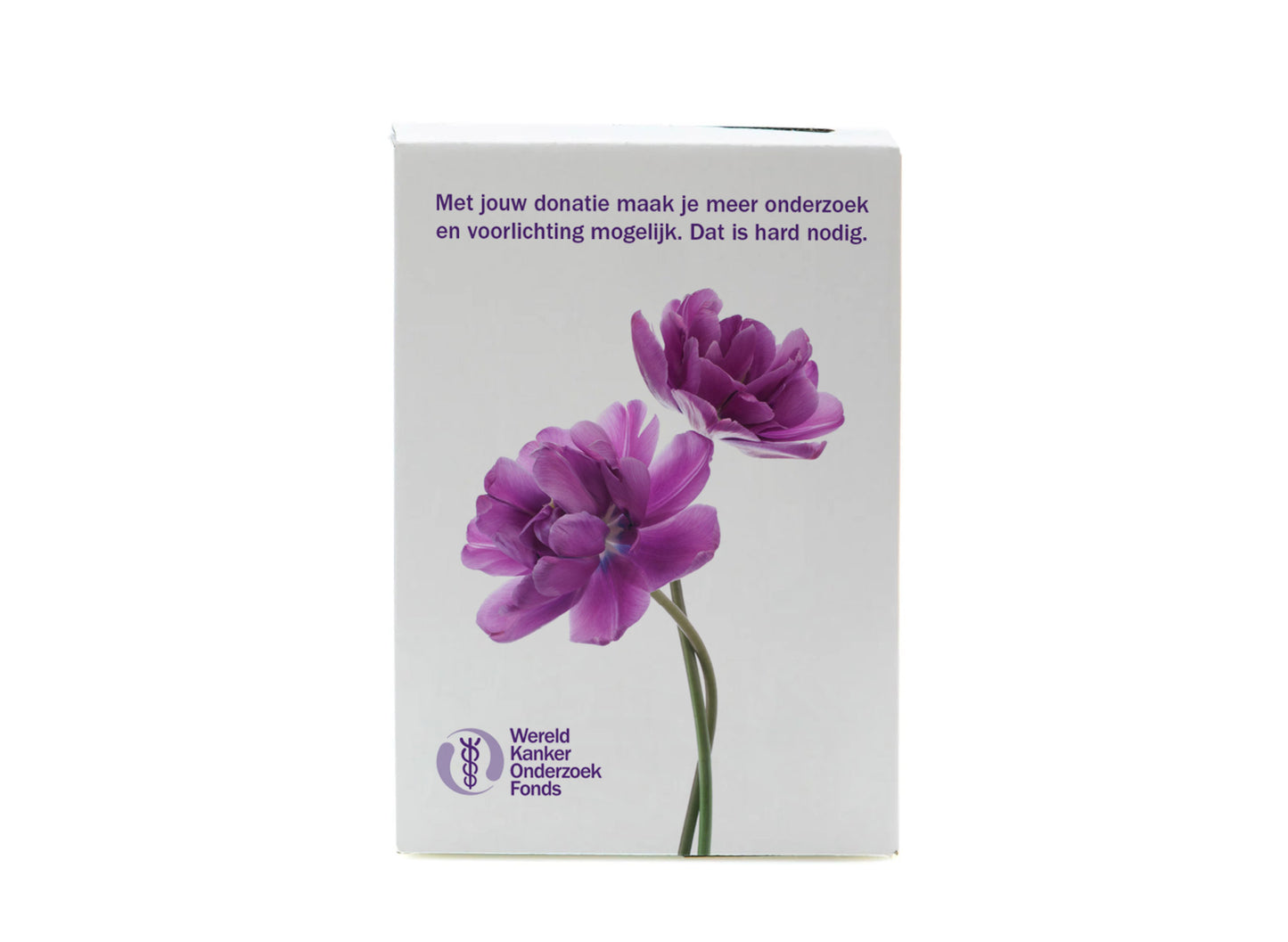 Achterzijde van de collectedoos van het Wereld Kanker Onderzoek Fonds. Paarse bloemen, het logo van het Wereld Kanker Onderzoek Fonds en de tekst 'Met jouw donatie maak je meer onderzoek en voorlichting mogelijk. Dat is hard nodig.'.