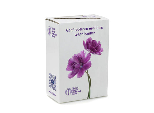 Collectedoos van het Wereld Kanker Onderzoek Fonds. Witte kartonnendoos met afbeeldingen van paarse bloemen en het logo van het Wereld Kanker Onderzoek Fonds.