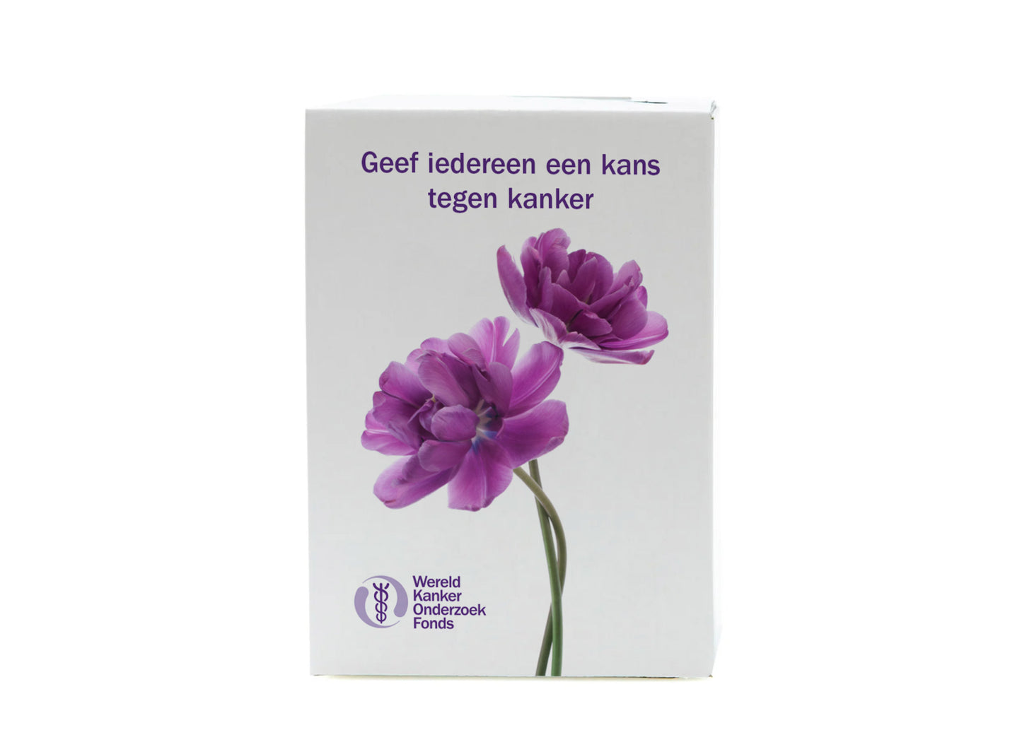 Voorzijde van de collectedoos van het Wereld Kanker Onderzoek Fonds. Paarse bloemen, het logo van het Wereld Kanker Onderzoek Fonds en de tekst 'Geef iedereen een kans tegen kanker'.