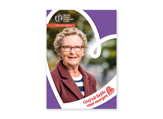 Omslag van de Gids over nalaten van het Wereld Kanker Onderzoek Fonds. Een dame kijkt in de camera. Er staat de tekst bij 'Geef uit liefde voor morgen'.