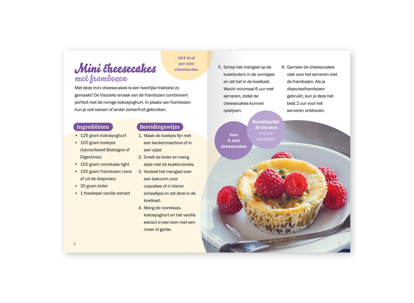 Voorbeeld van het binnenwerk van het kookboekje 'Goed gebakken deel 2'. Hier staat een recept voor Mini cheesecakes met frambozen.