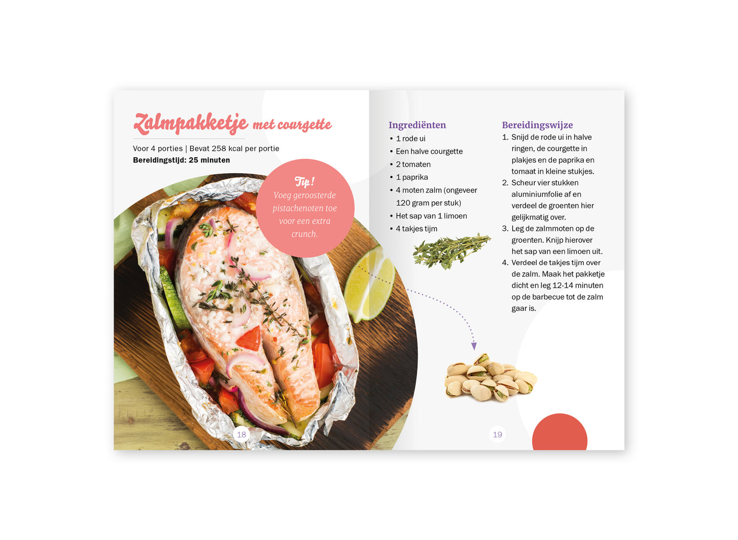 Voorbeeld van het binnenwerk van het kookboekje 'Grillend genieten' van het Wereld Kanker Onderzoek Fonds'. Hier staat een recept voor een zalmpakketje met courgette.