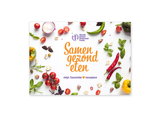 Omslag van het receptenmapje van het Wereld Kanker Onderzoek Fonds. Op de omslag staat een foto van gezonde ingrediënten, het logo van het WKOF en de titel 'Samen gezond eten. Mijn favoriete recepten'.